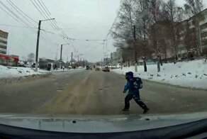 Маленький мальчик попал под колеса машины в Березниках