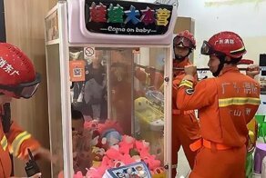 Юного китайца с трудом оторвали от игрового автомата