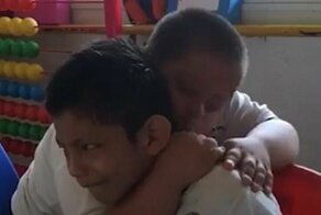 Видео: мальчик с синдромом Дауна пытается утешить одноклассника