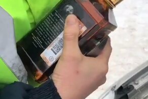 Могу себе позволить: сибирский полицейский заливает виски вместо омывайки