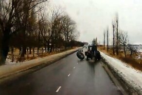 Оторвавшееся колесо трактора отлетело в легковушку