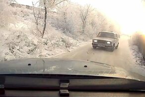 Водитель неаккуратно повернул в узкий проезд