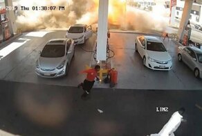 Видео: жуткий взрыв подземного резервуара с топливом на автозаправке