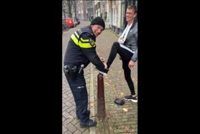 Полицейский завязал шнурки незнакомому ему мужчине со сломанной рукой