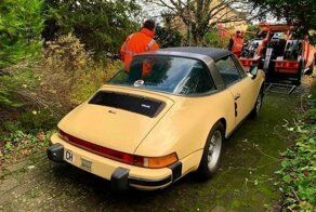 В Швейцарии белки использовали этот Porsche 911 для хранения орехов