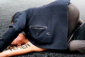 Как французы отработали активисток Femen: голых женщин положили на декабрьский асфальт