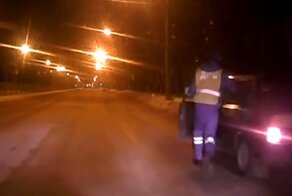 Сотрудник ДПС запрыгнул в машину нарушителя на ходу