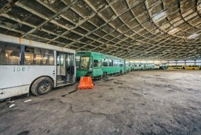 Стоянка списанных автобусов под бетонным куполом