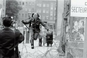 Знаменитое фото. Кто этот пограничник ГДР бежавший через колючку и как сложилась его судьба