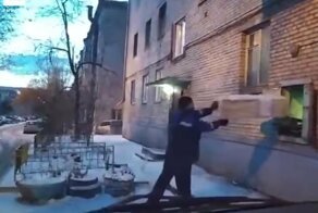 Работник "Почты России" швыряет посылки в открытое окно: видео