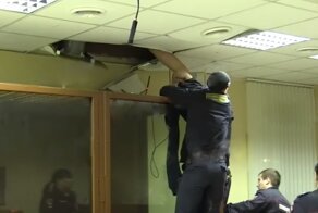 Подозреваемый в убийстве попытался сбежать из суда через потолок