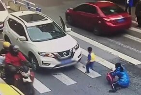 Маленький мальчик атаковал  автомобиль, сбивший его маму