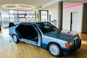 Mercedes из 80-х превратили в крутую комнату для переговоров