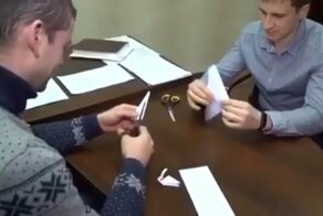 Полицейские подшутили над коллегами,  заставив вырезать снежинки к Новому году