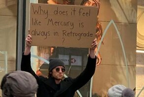 Парень устраивает одиночные пикеты против всего, что раздражает