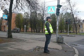 Доброволец дежурил под новым «кирпичом», оберегая водителей от ГИБДД (2 фото)