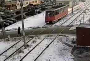 В Башкирии трамвай на большой скорости сбил невнимательного парня