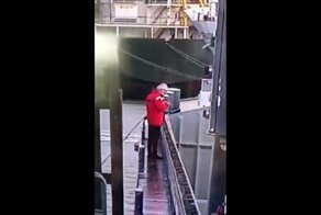 Это было близко: громоздкая металлоконструкция чуть не придавила рабочего
