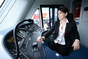 Женщинам снова доверят водить поезда московского метро
