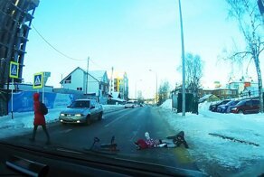 Мамаша-растеряша: в Ханты-Мансийске женщина потеряла детей на дороге