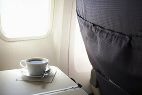 Разъярённый пассажир, летящий с отдыха, сломал нос соседке, которая облила его кофе