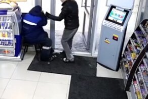 Храбрая сотрудница АЗС выгнала грабителя-неудачника шваброй