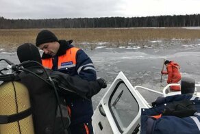 Отец и сын провалились под лед и утонули в Вологодской области