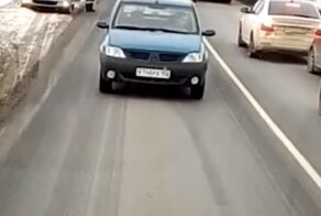 Дальнобойщики помогли полицейским поймать пьяного водителя, который бесчинствовал на дороге