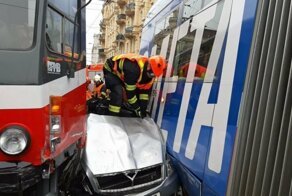 Авария дня. В Чехии автомобиль оказался зажат между двумя трамваями