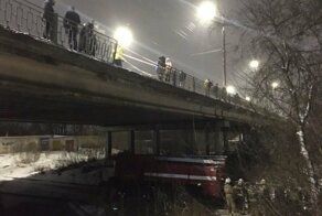 Авария дня. В Кирове автомобиль упал с моста на железнодорожные пути