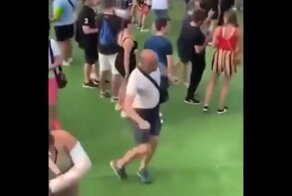 Танцевальная пауза: мужчина с отличным чувством ритма