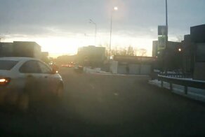 Чудак-таксист решил повернуть через две полосы