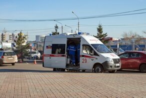 Экипаж "скорой" не заметил, что их пациентка выпала на ходу, и с мигалками прибыл в больницу
