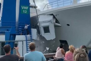 Бывшая яхта Абрамовича снесла будку смотрителя моста на Карибах