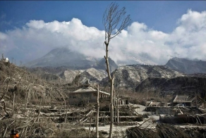 Индонезия испытала тройной удар стихии (21 фото)