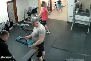 Штанга рухнула на посетителя фитнес-клуба в Москве