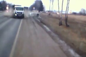 Авария дня. Грузовик устроил серьезный замес в Калужской области