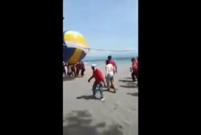 Веселый пляжный волейбол с гигантским мячом