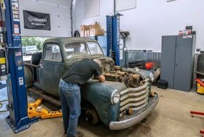 Восстановление ржавого двигателя от 60-летнего Chevrolet уместили в одном ролике