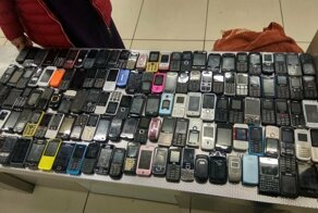 136 устаревших мобильных телефонов изъято у женщины в аэропорту Екатеринбурга