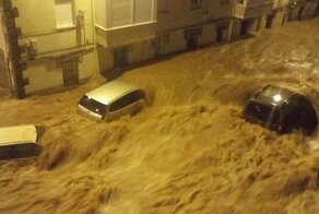 Наводнение в Испании смывает автомобили