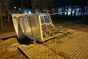 Пенсионерку отправили пешком в больницу, после того, как на неё упала остановка
