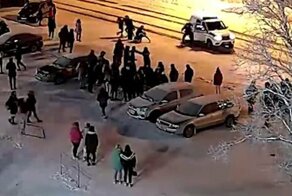 Толпа подростков избила полицейских под Мурманском