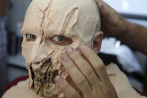 В гримерной сериала “Ходячие мертвецы” (9 фото)