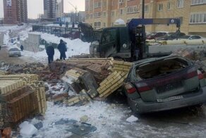 Кирпичная арка раздавила легковой автомобиль, водитель чудом смог спастись