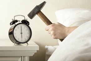 Немые звуки: почему люди не слышат звонок будильника?