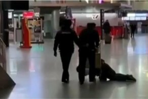 Вот это сервис: в аэропорту Внуково полицейские вывезли пьяного воющего пассажира на тележке