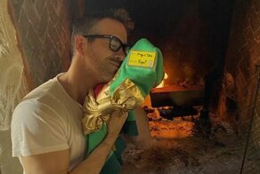 Рождественский свитер Райана Рейнольдса вернулся, чтобы творить добро