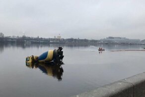 Авария дня. В Петербурге автобетономешалка упала в Неву