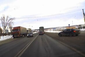 BMW выезжает с АЗС, всем стоять!